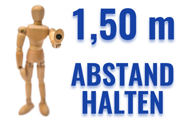 Holzfigur vor weißem Hintergrund mit Text zum Mindestabstand in deutscher Sprache