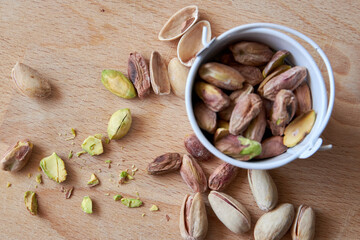 handful of whole and peeled pistachios