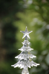 Frohe Weihnachten wünschen mit Dekoration Weihnachtsbaum mit Stern in der Natur