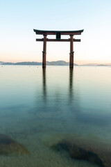 鳥居　神社　湖　夕焼け