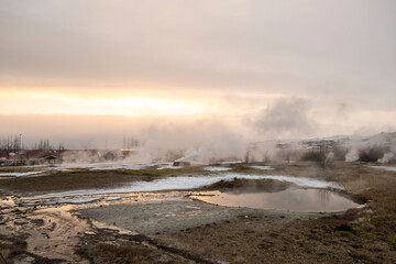 Nur noch wenige Besucher, zumeist Einheimische, besuchen den Großen Geysir Strokkur in Geysir. 