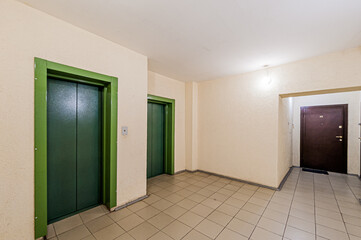 Obraz premium Russia, Moscow- April 17, 2020: interior public place, house entrance. doors, walls, staircase corridors