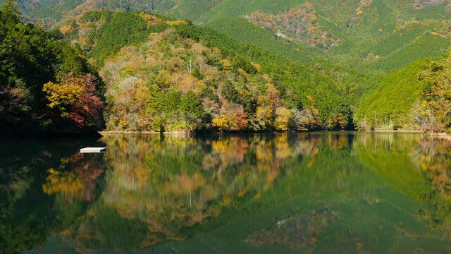 溜池の水面に映える紅葉【三重県松阪市飯南町, 　高束池（こうぞくいけ）】　