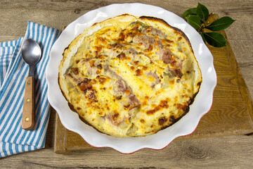 plat d'endives au jambon sur une table
