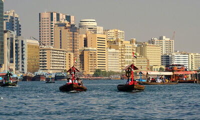 Fototapeta premium Abras auf dem Dubai-Creek mit Panorama Dubais im Hintergrund