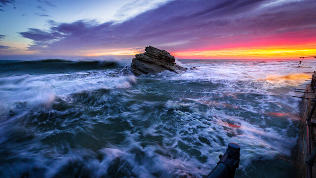 il mare in burrasca al Passetto di Ancona, in un giorno d'autunno all'alba