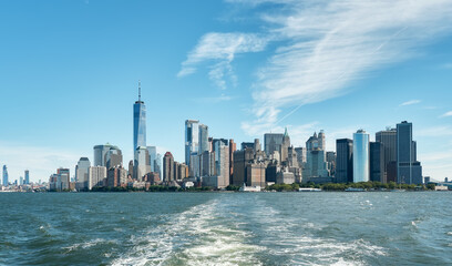 Fototapeta na wymiar Vista de la arquitectura de Manhattan,sus rascacielos y el rio Hudson, desde un barco saliendo del puerto