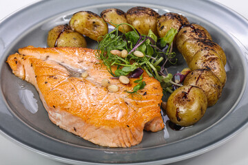 Roasted salmon fillet with vegetables