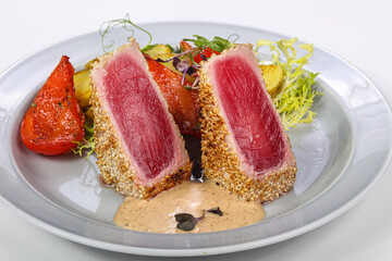 Tuna fish tataki in sesame seeds