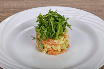 Salmon tartar with avocado and rucola