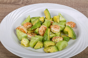 Salad with avocado and prawn