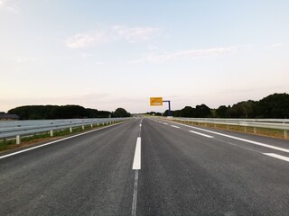 leere Autobahn 