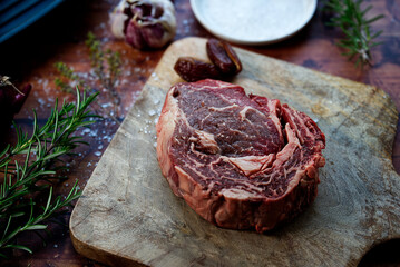 Entrecote auf einem Holzbrett