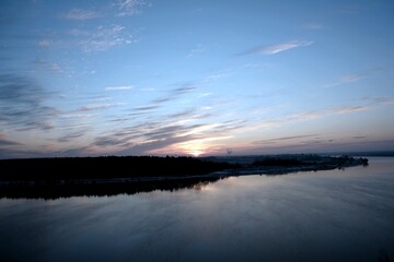 Obraz premium Sunrise over the Volga near the city of Uglich, December 3, 2020