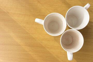テーブルに置いた3個のコップ