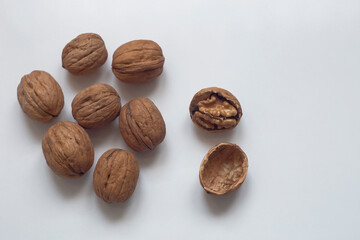 Images of walnuts on an insulated table. 