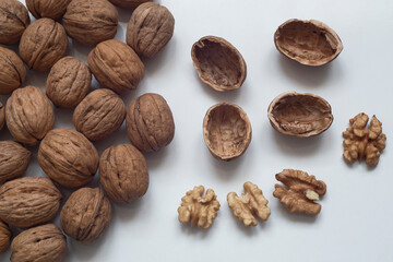 Images of walnuts on an insulated table. 