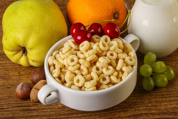 Breakfast with corn rings and milk