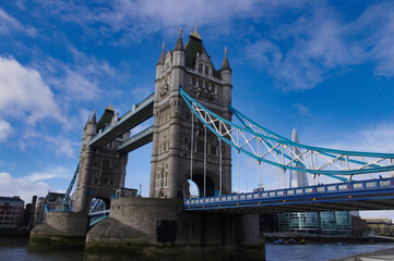 Fototapeta na wymiar Tower bridge en été avec ciel bleu