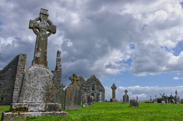 Tombes et croix anciennes dans un cimetière en Irlande
