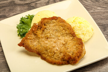 Crispy chicken schnitzel with mashed potato