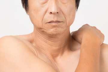 Obraz premium 上半身裸の中年男性