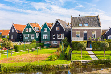Fototapeta na wymiar Marken. Beautiful typical fisherman village houses in Marken. Netherlands.