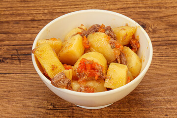 Roasted potato and beef with sauce