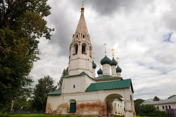 Fototapeta na wymiar Yaroslavl, Church of St. Nicholas the Wonderworker (St. Nicholas Chopped City). Golden ring of Russia