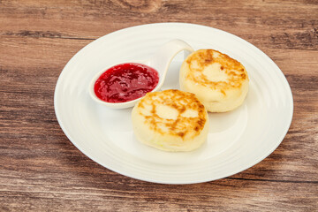 Cottage cheese pancakes with strawberry jam