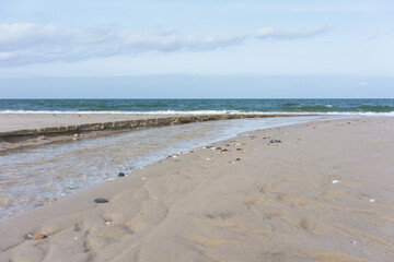 Fototapeta na wymiar Bei Ebbe ablaufendes Wasser an der Nordsee