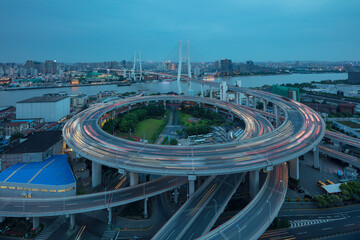 Luchtfoto van Nanpu Bridge in de schemering, landschap van de moderne skyline van de stad Shanghai. Prachtig nachtzicht op de drukke brug over de Huangpu-rivier