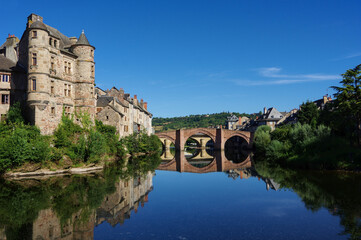 Vue d'Espalion au bord du Lot avec le pont vieux. Aveyron, France.