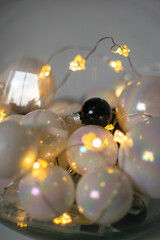 Dekoracja świąteczna perłowo czarne bombki w szklanej kuli