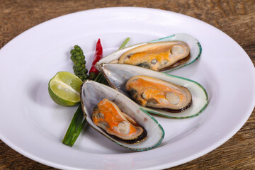 Half mussels with lime and pepper