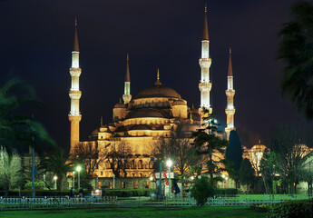 Fototapeta na wymiar Night view of the Sultanahmet Mosque (Blue Mosque) in Istanbul, Turkey
