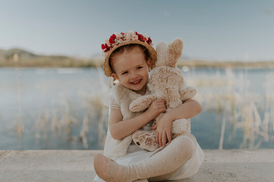 peque&ntilde;a ni&ntilde;a con gorro pelirroja colorada pasando un buen rato