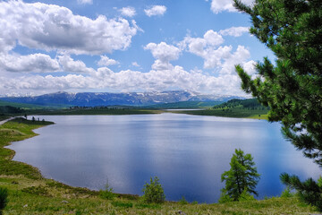 Fototapeta na wymiar Beautiful lake in Altai mountains