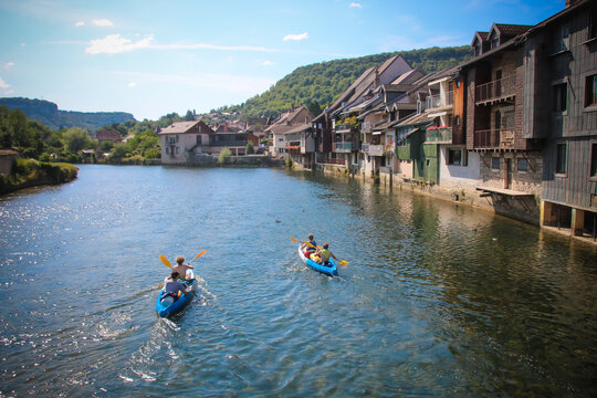 Surnomm&eacute;e la petite Venise comtoise, la ville d'Ornans pr&eacute;sente beaucoup de charme, avec ses jolies maisons anciennes sur pilotis qui se mirent dans les eaux de la Loue. 