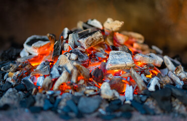 glühende Grillkohle  / Holzkohle