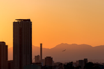 名古屋上空の綺麗な夕焼けと夕日の風景