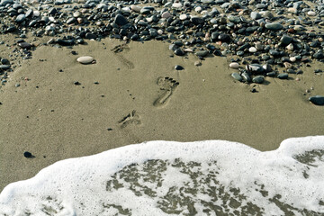 Fototapeta na wymiar Footprints on the beach 