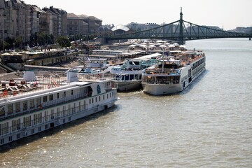 Schiffsverkehr auf der Donau