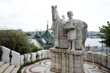 Fototapeta na wymiar Monument und Brücke im Hintergrund