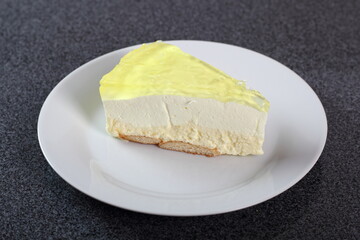 Cheesecake with lemon jelly topping