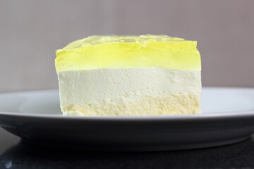 Cheesecake with lemon jelly topping
