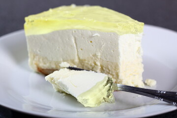 Cheesecake with lemon jelly topping