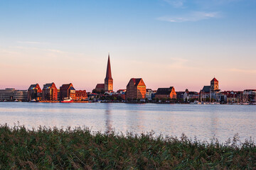 Blick über die Warnow auf die Hansestadt Rostock