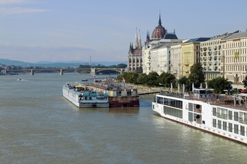 Boote auf der Donau mit Hintergrundkulisse