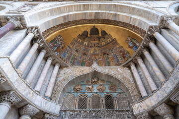 Mosaik an der Porta di S. Alipio (Überführung des Leichnams des Heiligen Markus), von ca. 1265 an der Westfassade des Markusdomes in Venedig